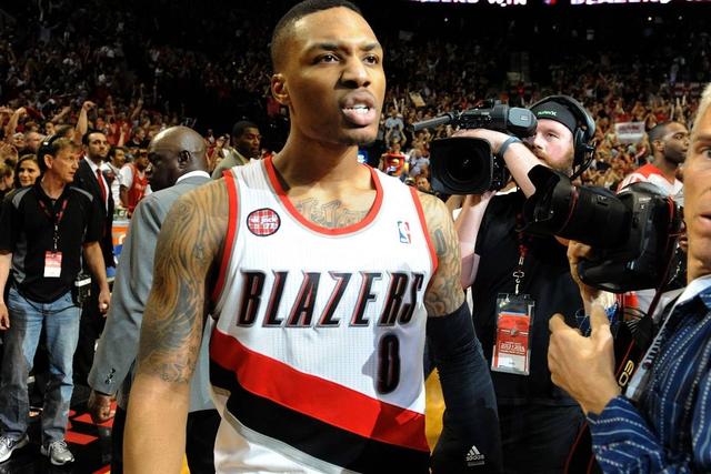 辽宁揭幕战赛前领取总冠军戒指 升起冠军旗帜