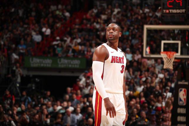 辽宁揭幕战赛前领取总冠军戒指 升起冠军旗帜